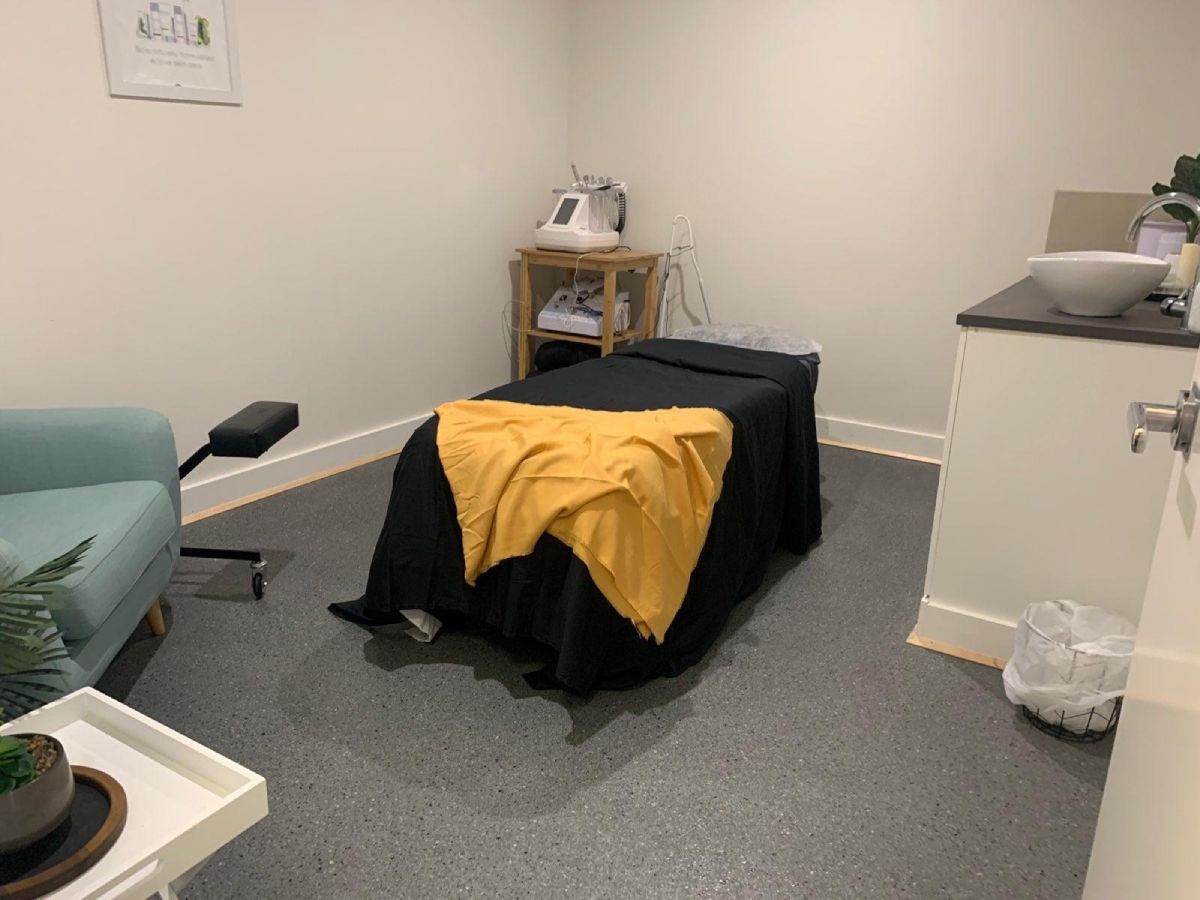 Dark grey epoxy flooring in a beauty treatment room, providing a hygienic, low-maintenance, and slip-resistant surface.