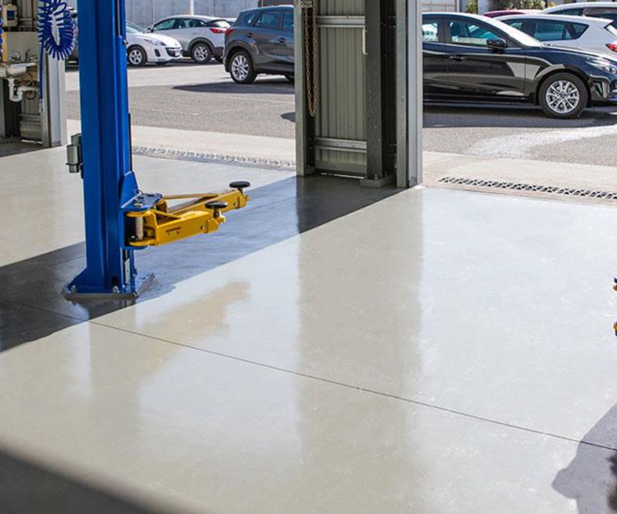 White epoxy flake flooring in a bright, open retail showroom, offering style and durability for customer-facing spaces.