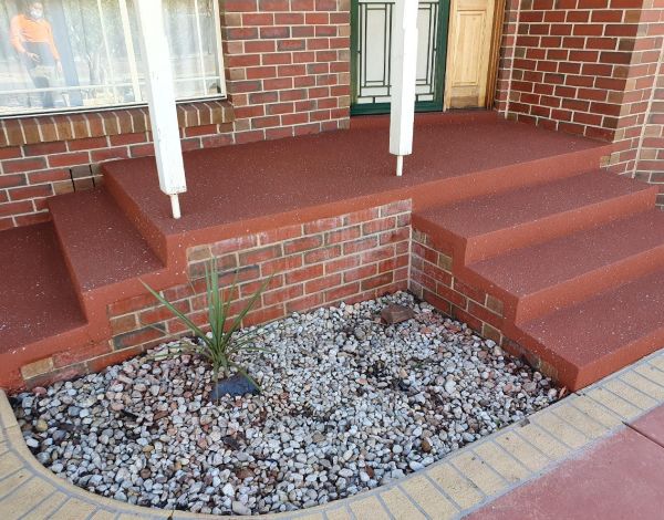 Slip-resistant stencilled concrete stairs and ramps